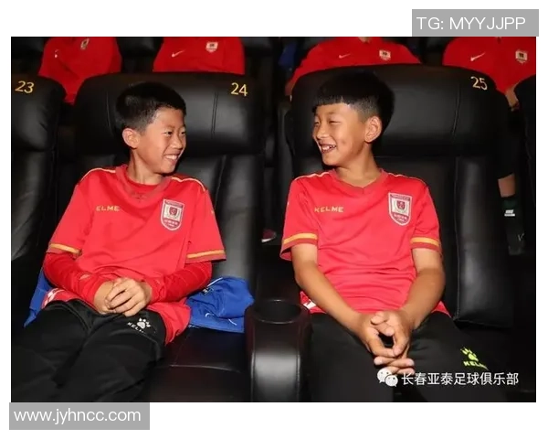 足球球星如何度过六一儿童节他们与孩子们的温馨时光揭秘 足球球星如何度过六一儿童节他们与孩子们的温馨时光揭秘