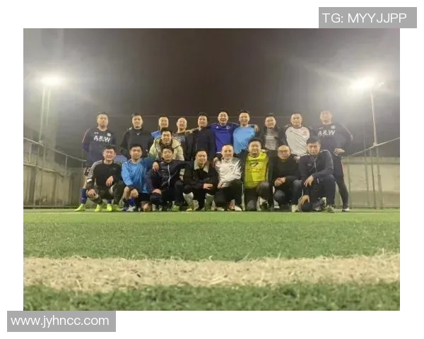 女子与两位足球球星合影留念展现激情瞬间与友谊情谊